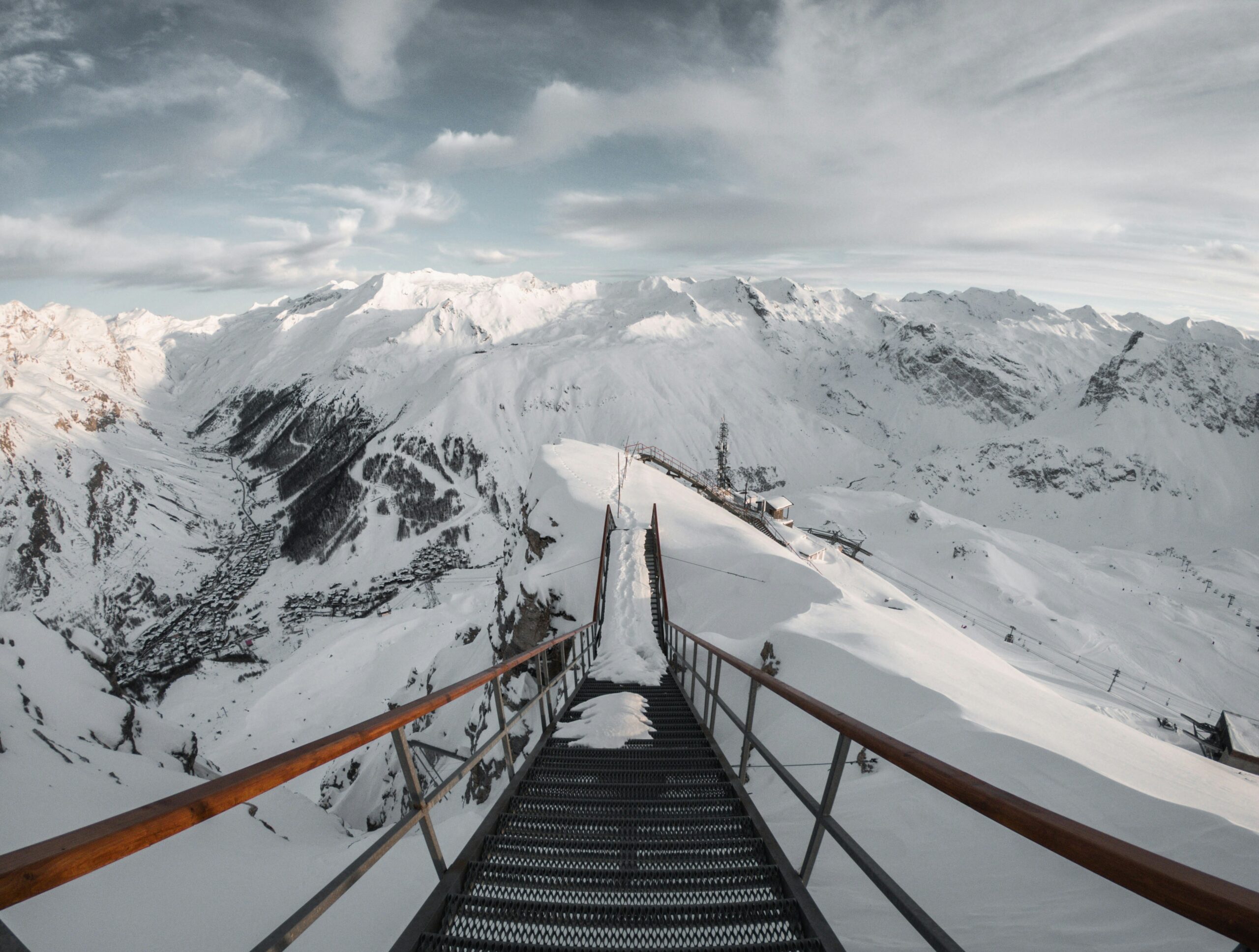 La montagne : un lieu propice à la contemplation ou un terrain périlleux pour les aventuriers ?