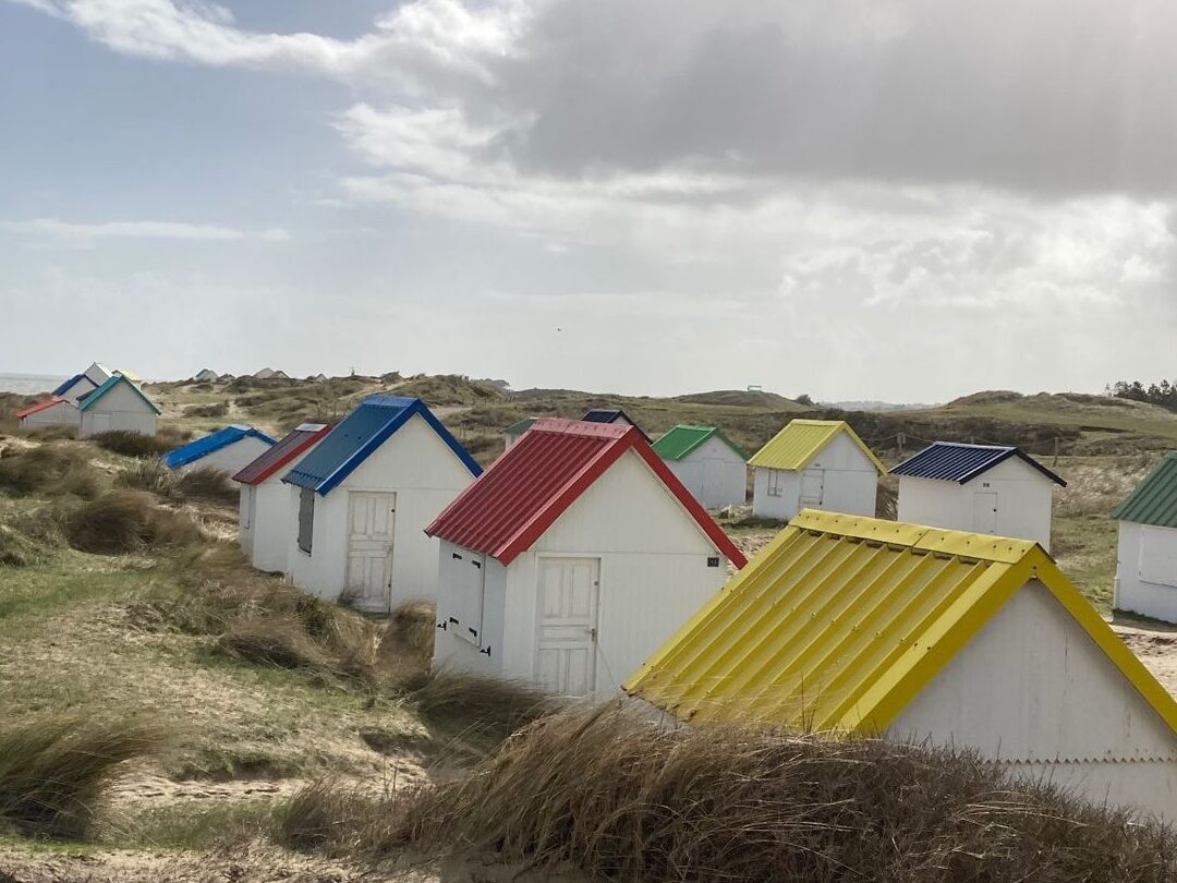 Les Secrets de Gouville-sur-Mer : Découverte d’une Plage Normande Pittoresque