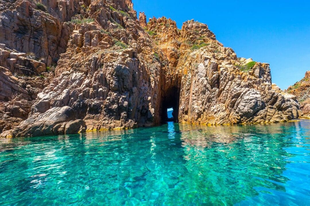 Découverte de la Corse : pourquoi choisir une agence de voyage à Bastia pour votre prochaine aventure